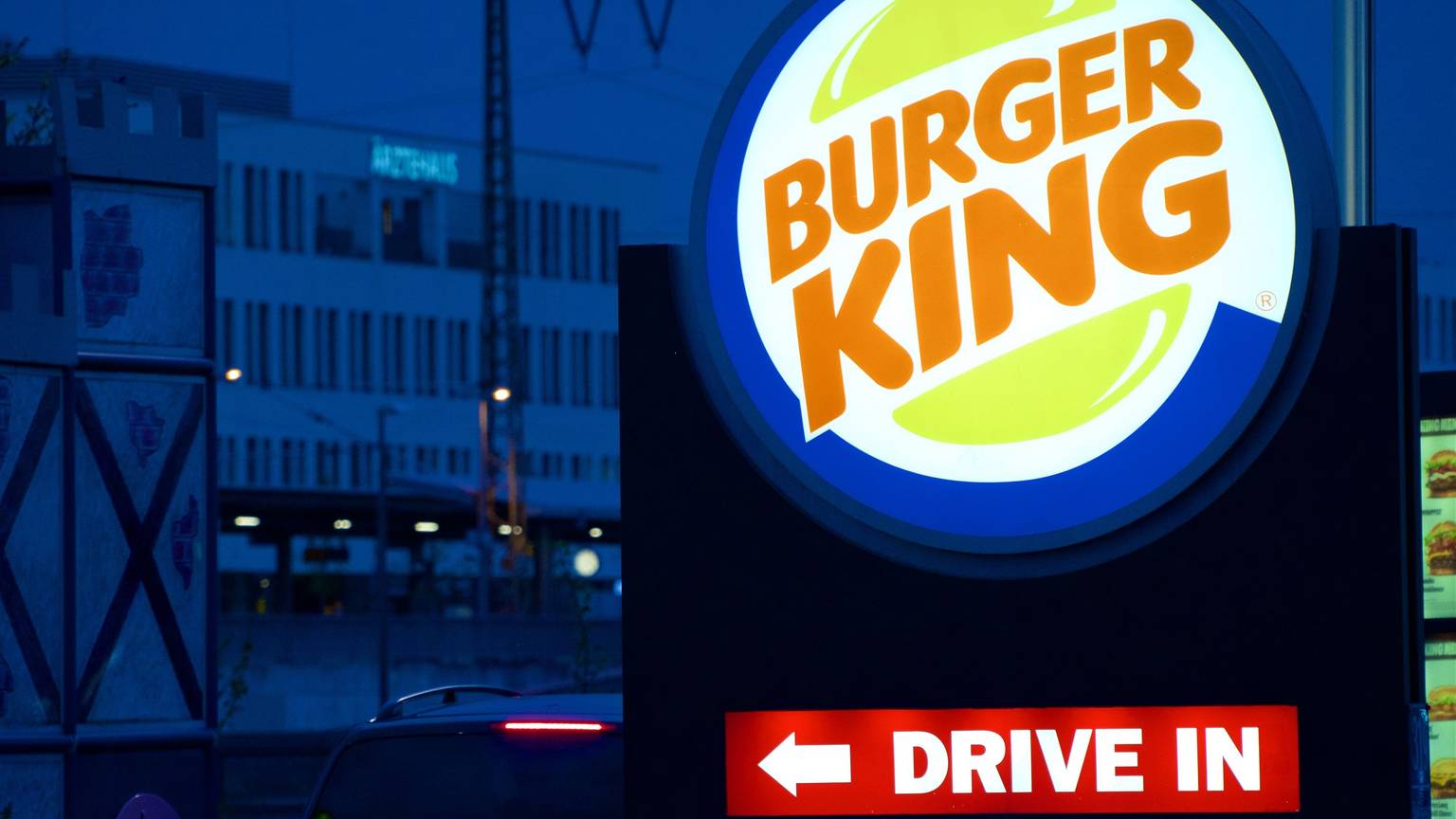beleuchtetes Schild mit „Burger-King"-Symbol