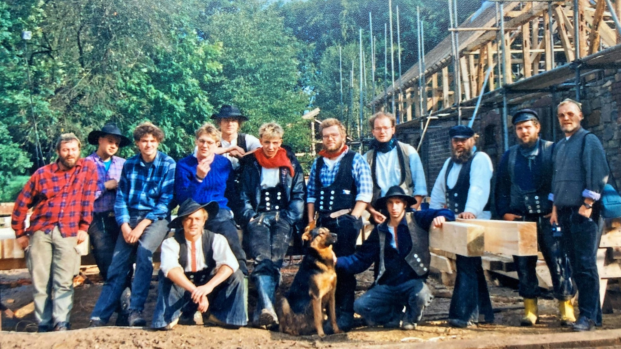 Handwerker stehen vor dem zu sanierenden Kochshof. Das Scheunendach war fällig.