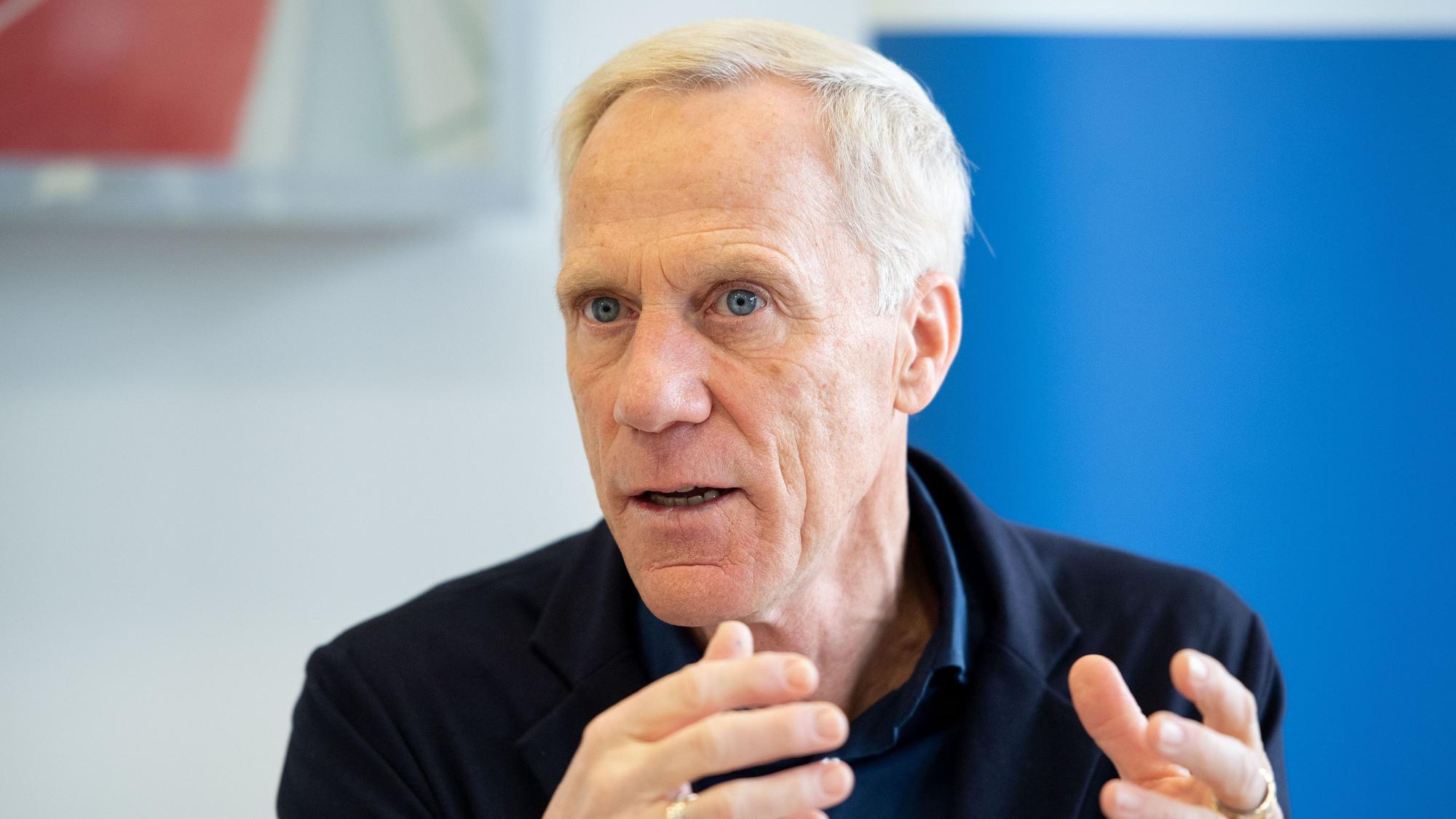 ARCHIV - 17.01.2019, Nordrhein-Westfalen, Köln: Ingo Froböse, Sportwissenschaftler an der Deutschen Sporthochschule Köln, gibt eine Pressekonferenz. (zu dpa: "Experte Ingo Froböse: Corona kann ein Jahr Karriere kosten") Foto: Marius Becker/dpa +++ dpa-Bildfunk +++