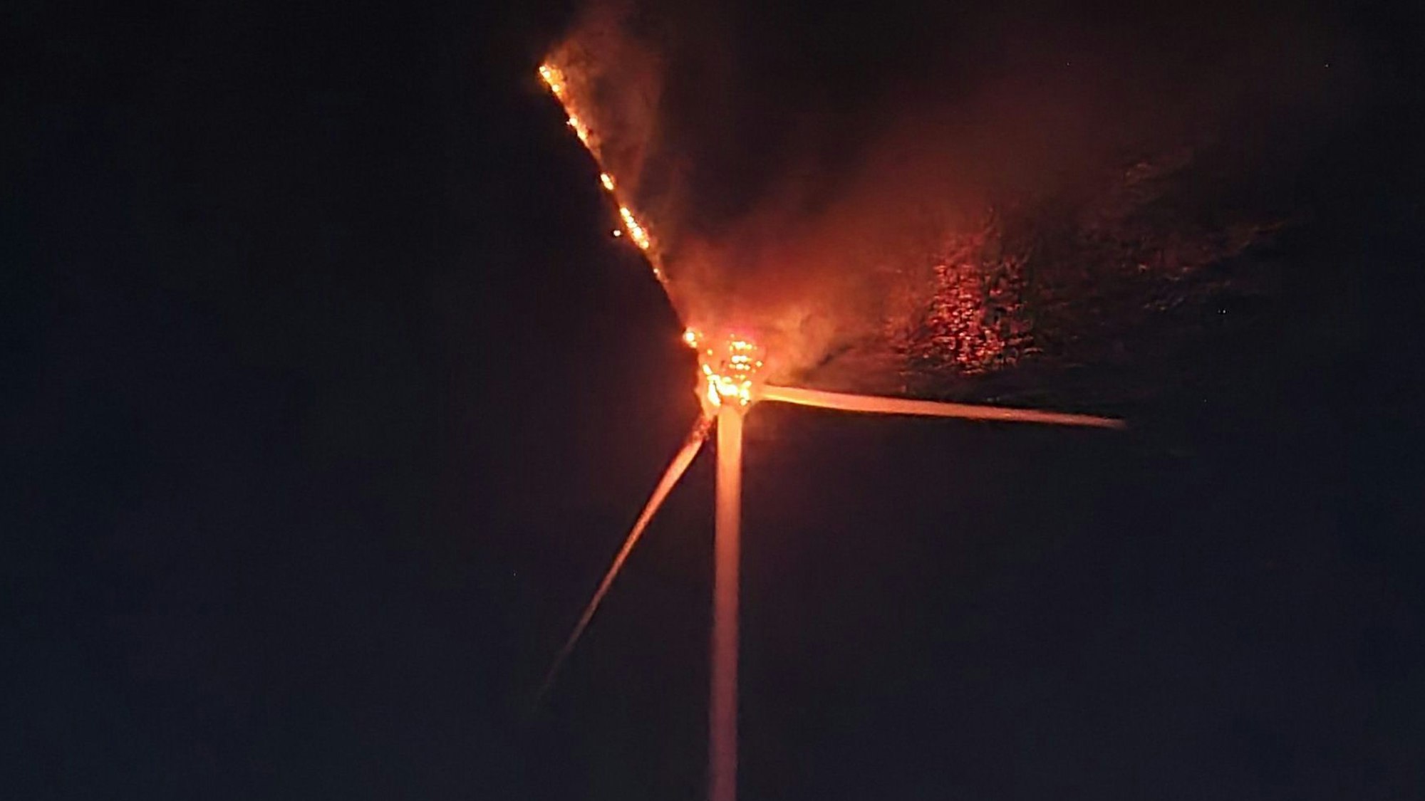Ein brennendes Windrad im Windpark Galgenberg in der saarländischen Gemeinde Losheim am See am 29. Dezember 2022.