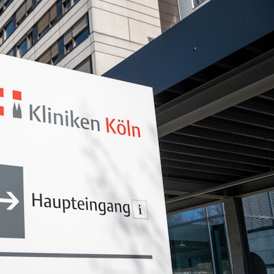 Das Bild zeigt eine Hinweistafel, die vor dem städtischen Krankenhaus in Merheim steht.