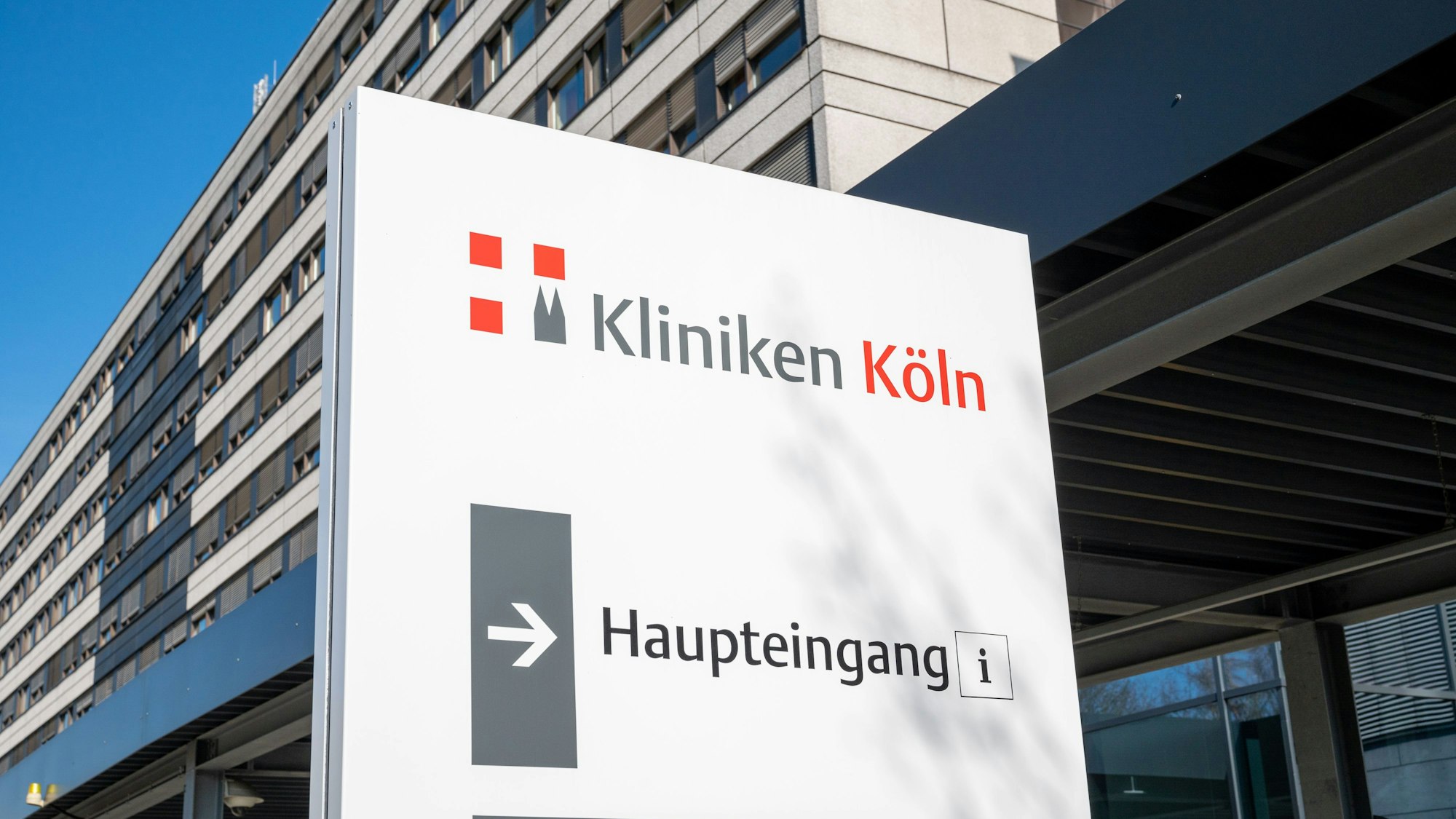 Schild mit Pfeil am Haupteingang des Krankenhauses Merheim