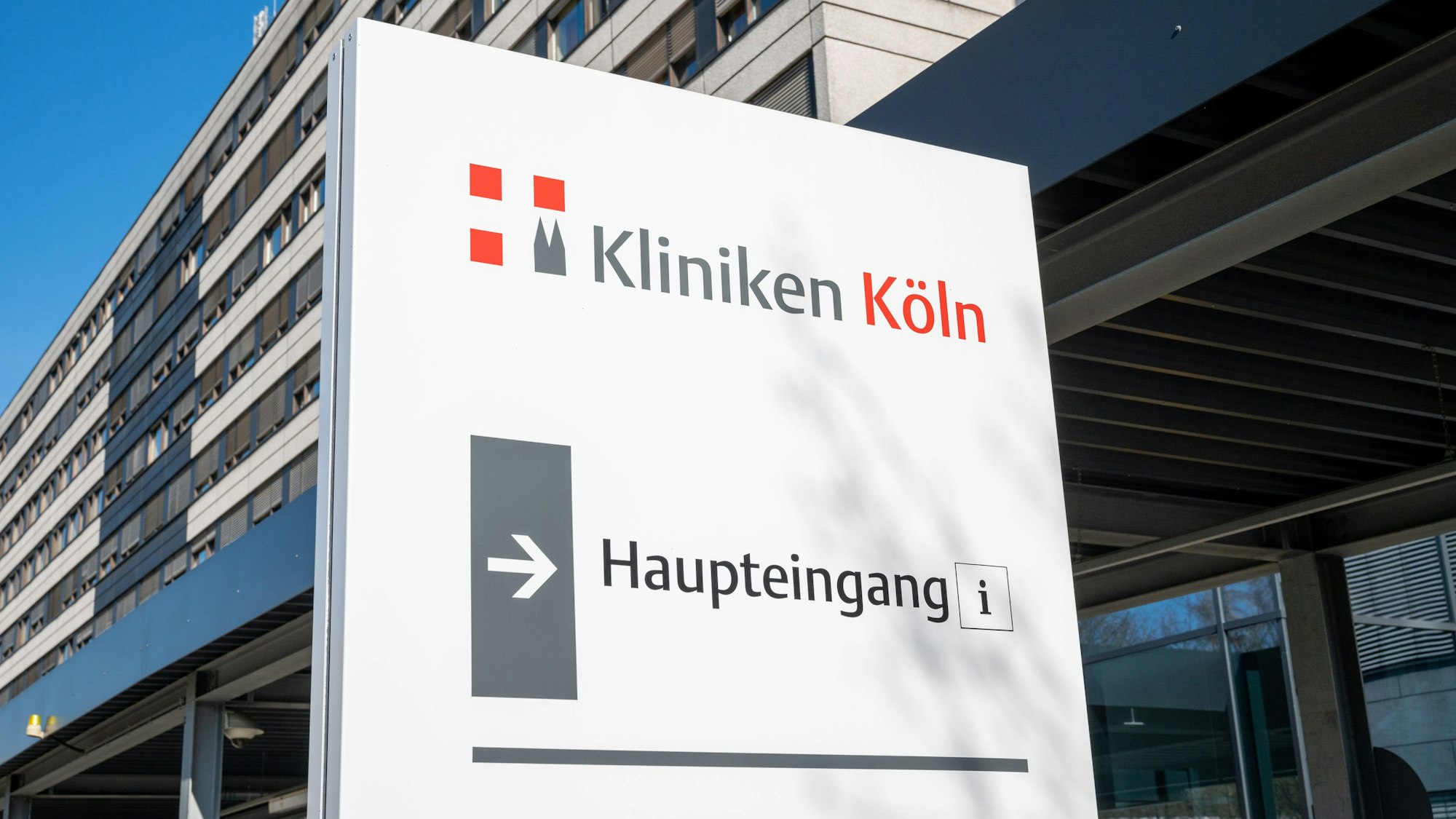 Das Bild zeigt die Beschilderung zum Haupteingang der Kliniken Köln.
