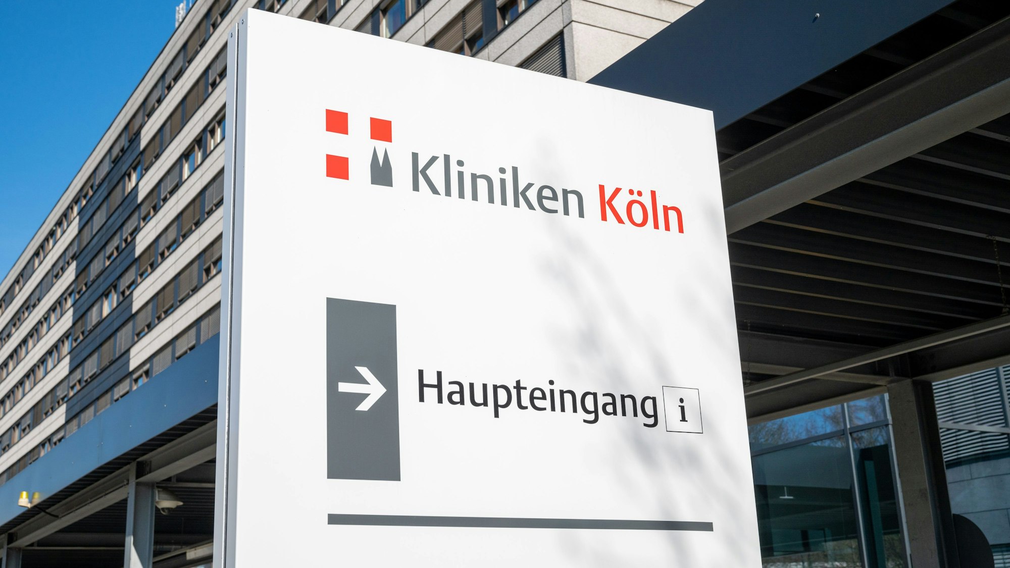 Das Bild zeigt eine Hinweistafel, die vor dem städtischen Krankenhaus in Merheim steht.