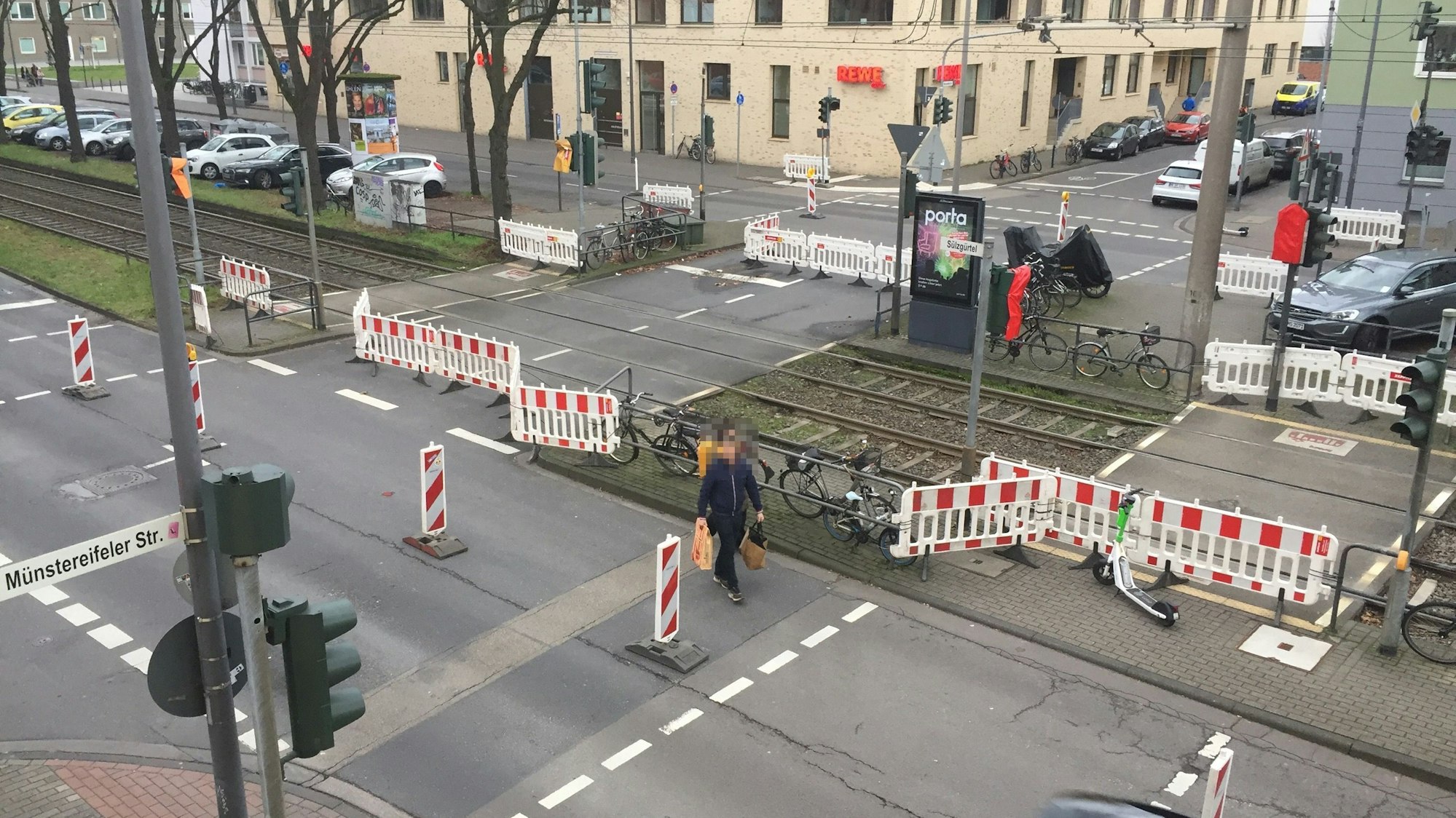 Das Bild zeigt Absperrungen auf der Straßenkreuzung Sülzgürtel/Münstereifeler Straße in Köln.