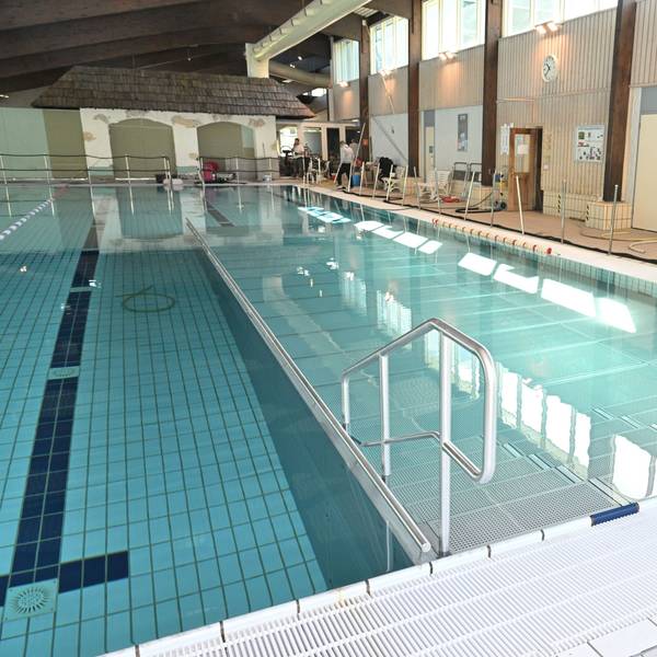 Das Kürtener Hallenbad ist leer.