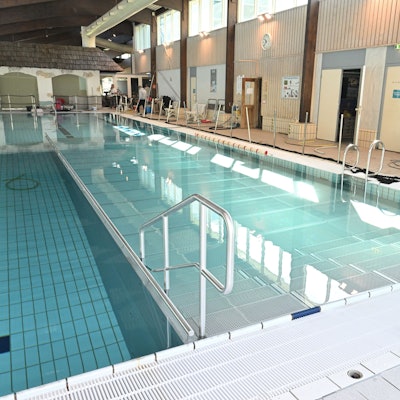 Das Kürtener Hallenbad ist leer.