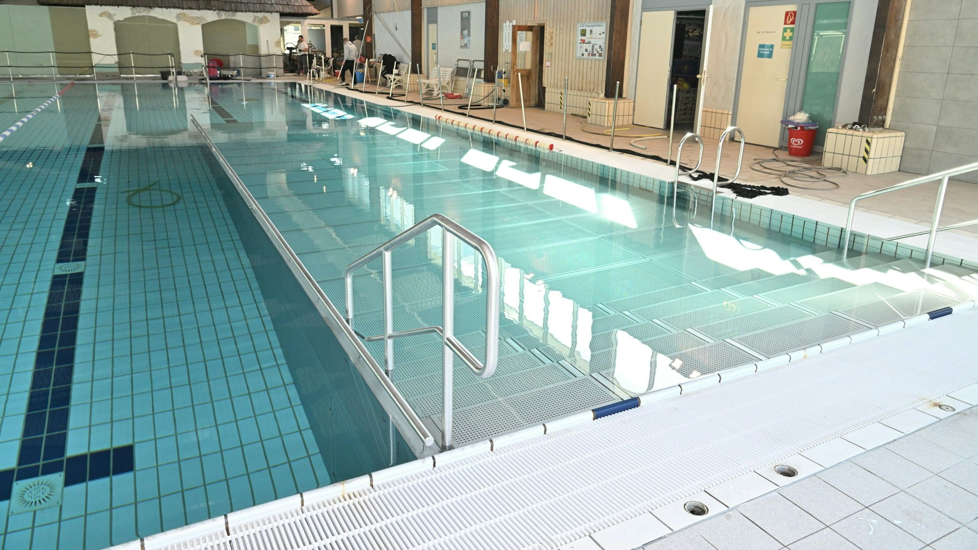 Das Kürtener Hallenbad ist leer.