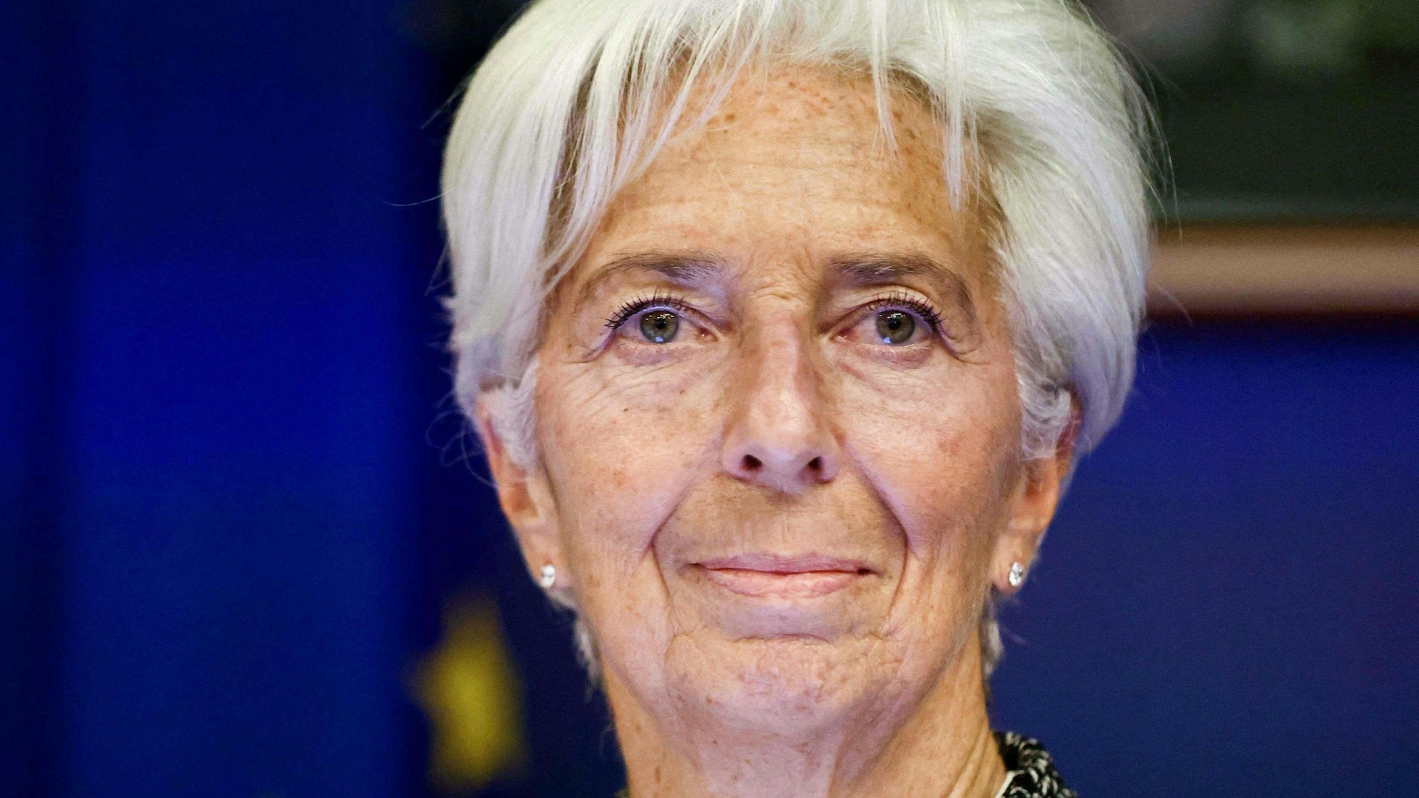 EZB-Chefin Christine Lagarde lächelt in die Kamera.