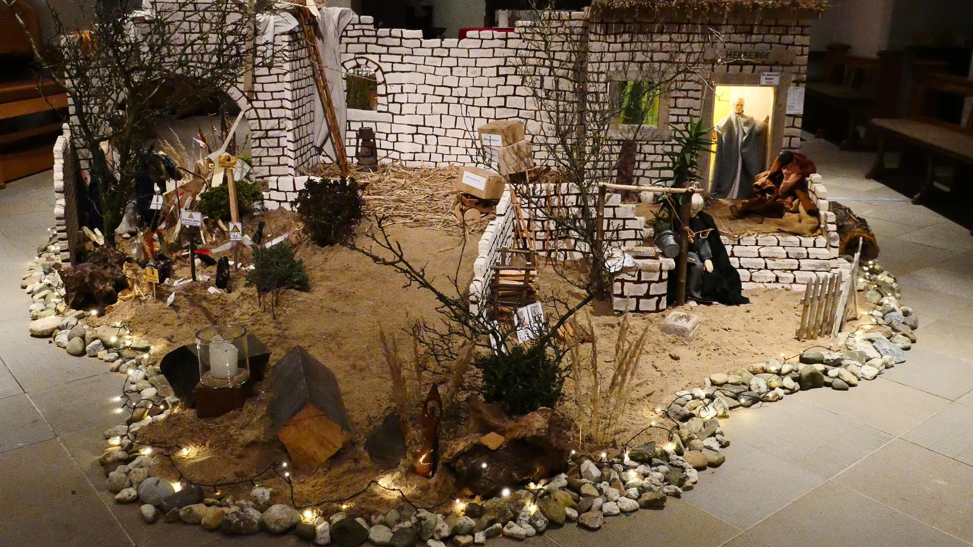 Selbstgebaute Landschaft mit Häusern, die auf Sand stehen