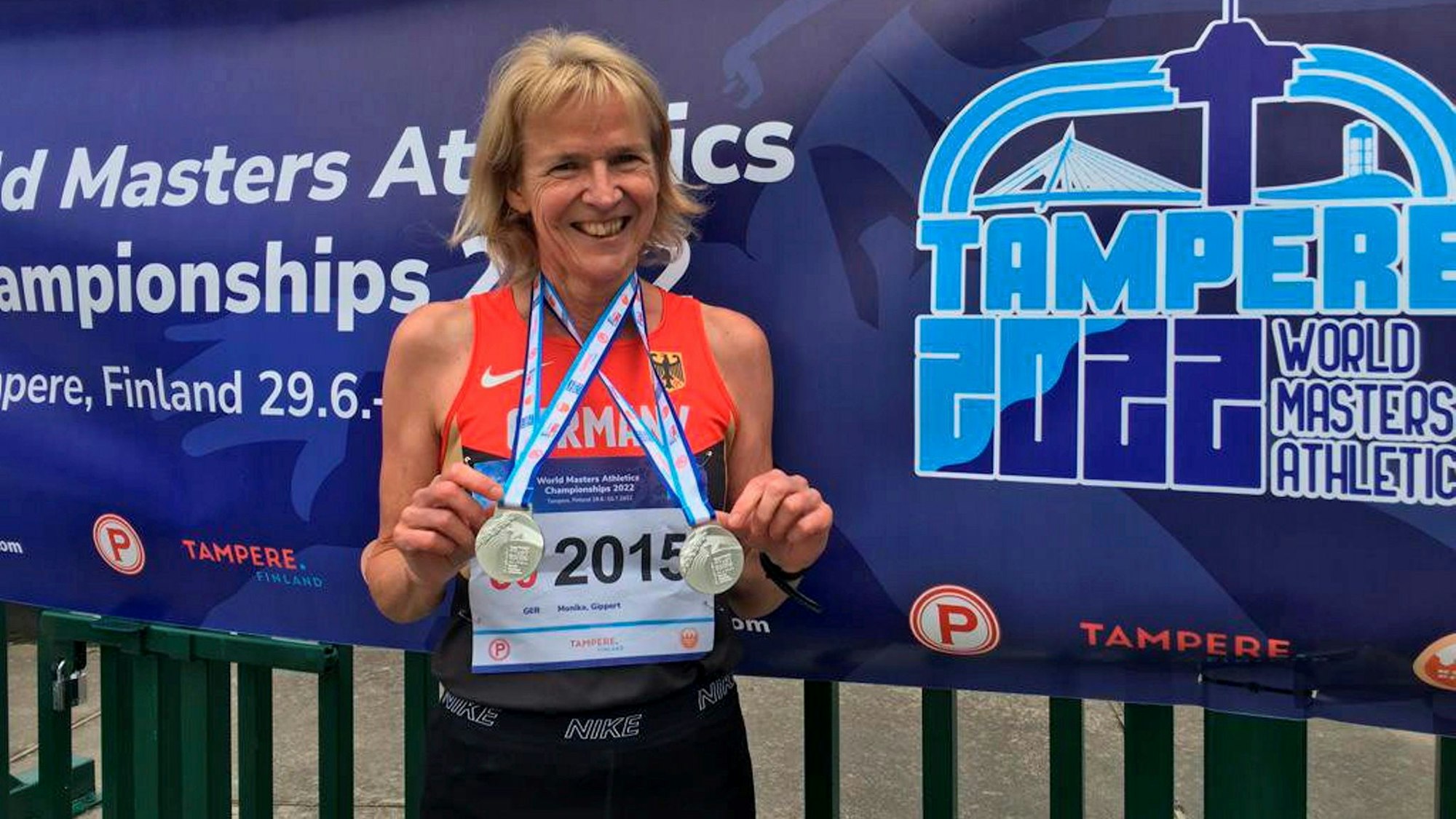 Monika Gippert freut sich über zwei Silbermedaillen.