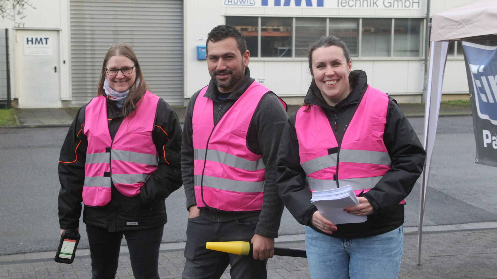 Mitarbeiter von Weco, Eitorf, prüfen die Bestellzettel der Kunden.