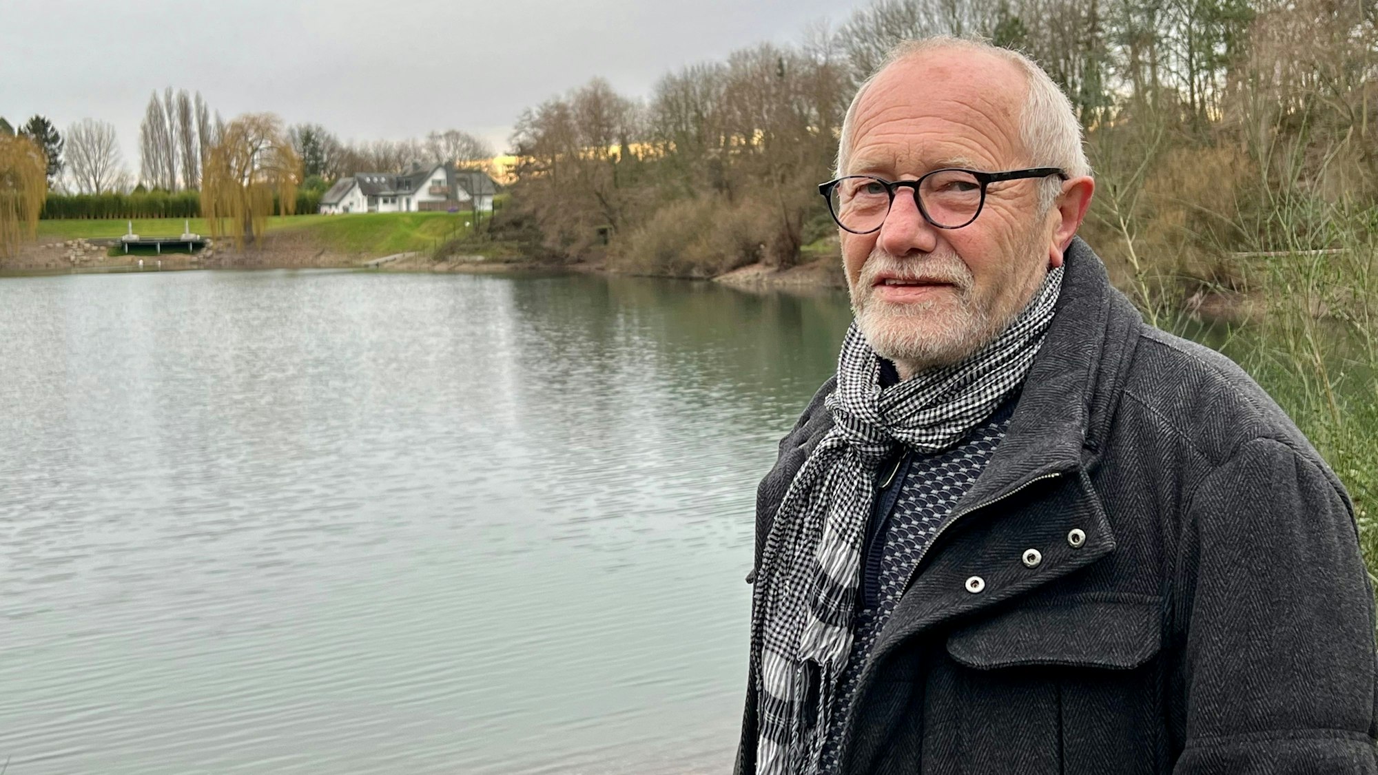 Reinhard Patz vom Angelverein Waldsee, im Hintergrund die Glagau-Villa