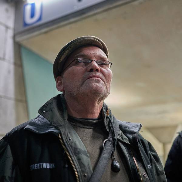 Streetworker Franco Clemens steht vor der Bahnstation am Wiener Platz.