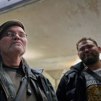 Streetworker Franco Clemens steht vor der Bahnstation am Wiener Platz.