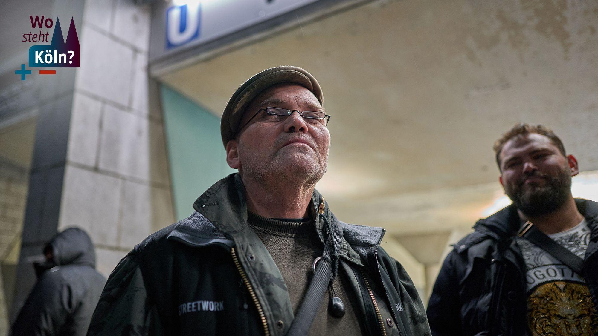 Streetworker Franco Clemens steht vor der Bahnstation am Wiener Platz.