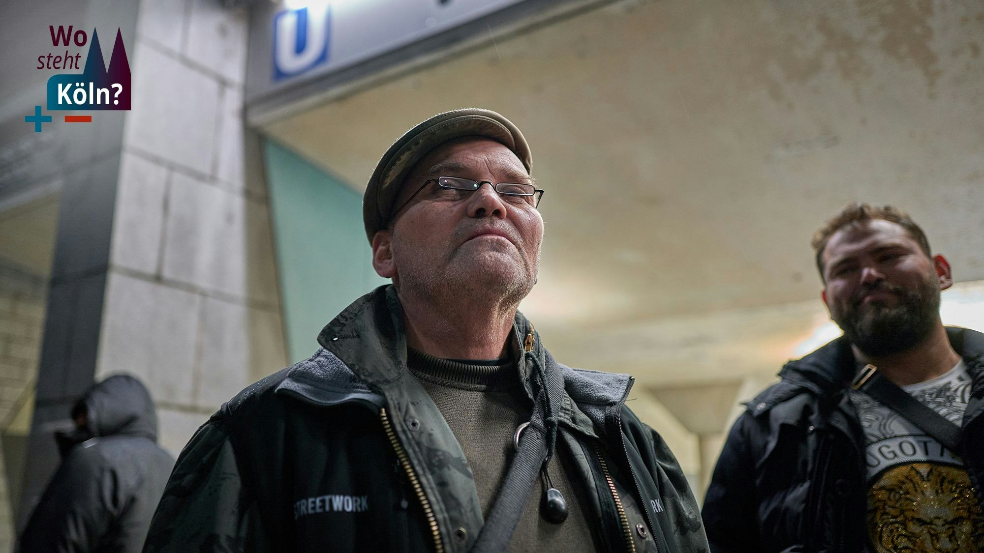 Streetworker Franco Clemens steht vor der Bahnstation am Wiener Platz.