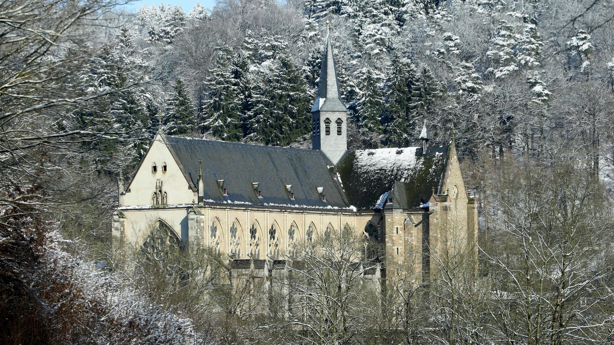 Der Altenberger Dom in winterlicher Landschaft