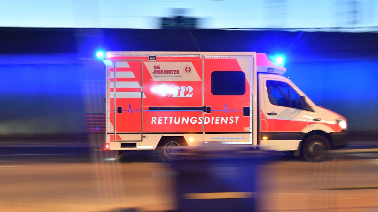 Ein Rettungswagen fährt mit Blaulicht zu einem Einsatzort. (Symbolbild)