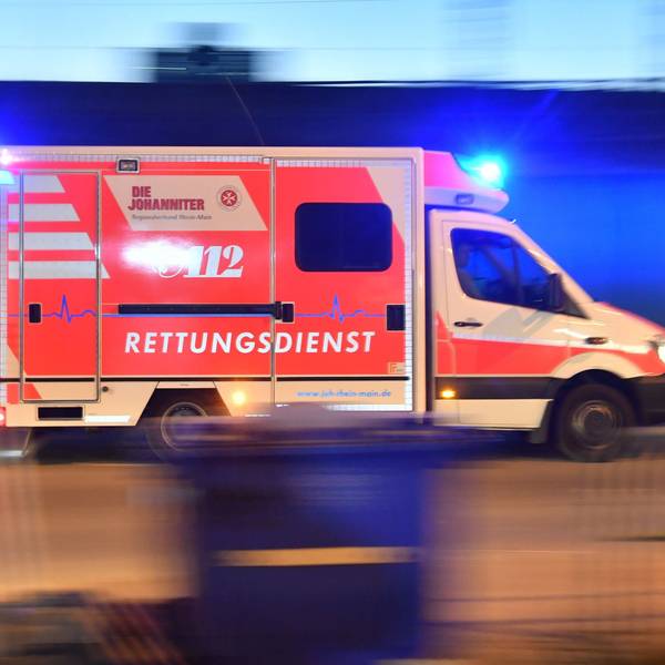 Ein Rettungswagen der Johanniter fährt mit Blaulicht zu einem Einsatzort