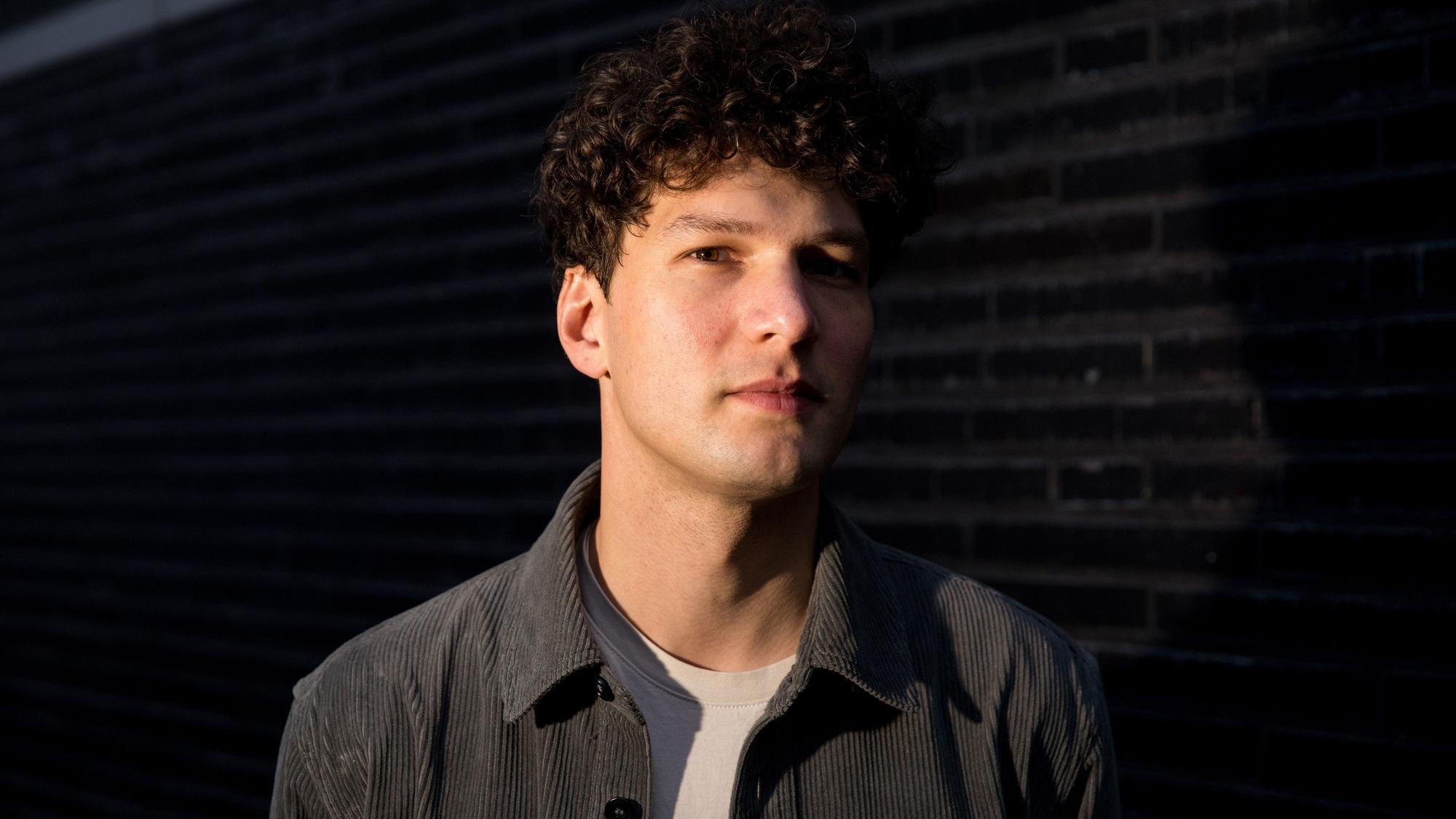 Fabian Mohn von der Band Neufundland vor einem dunklen Hintergrund