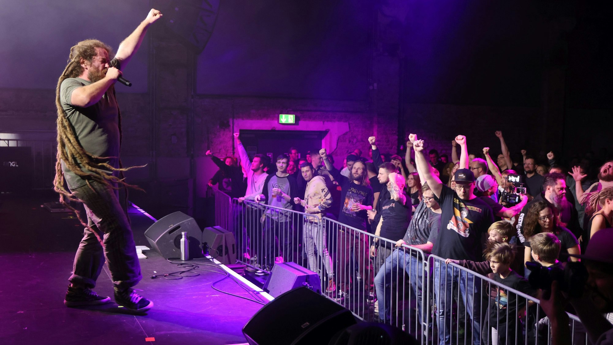 Das „Headbangen“, also das Tanzenlassen des Kopfes, durfte beim Metalkonzert nicht fehlen.