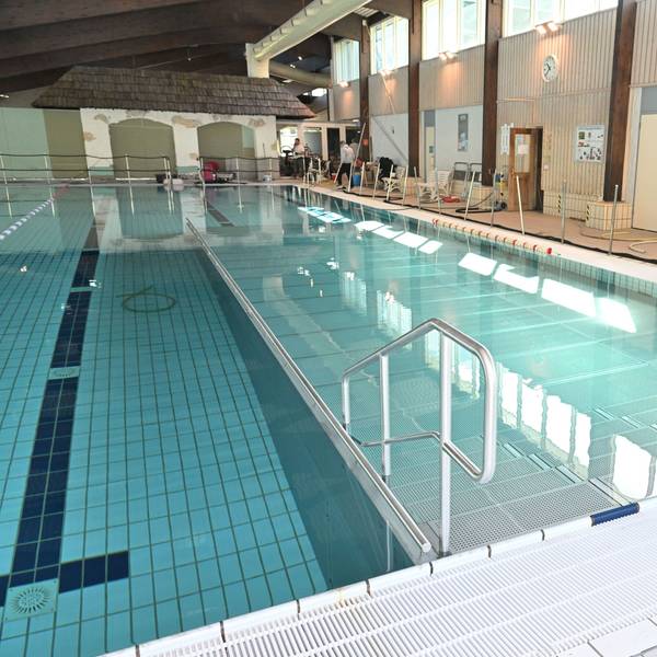 Das Foto zeigt das Schwimmbecken des Kürtener Hallenbads