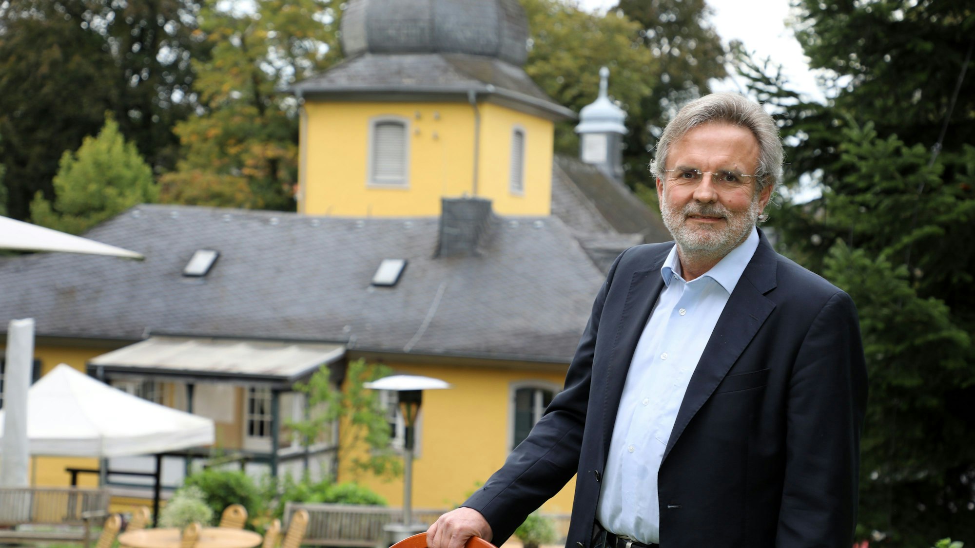 Pfarrer Thomas Werner steht vor der Evangelischen Gnadenkirche in Bergisch Gladbach.