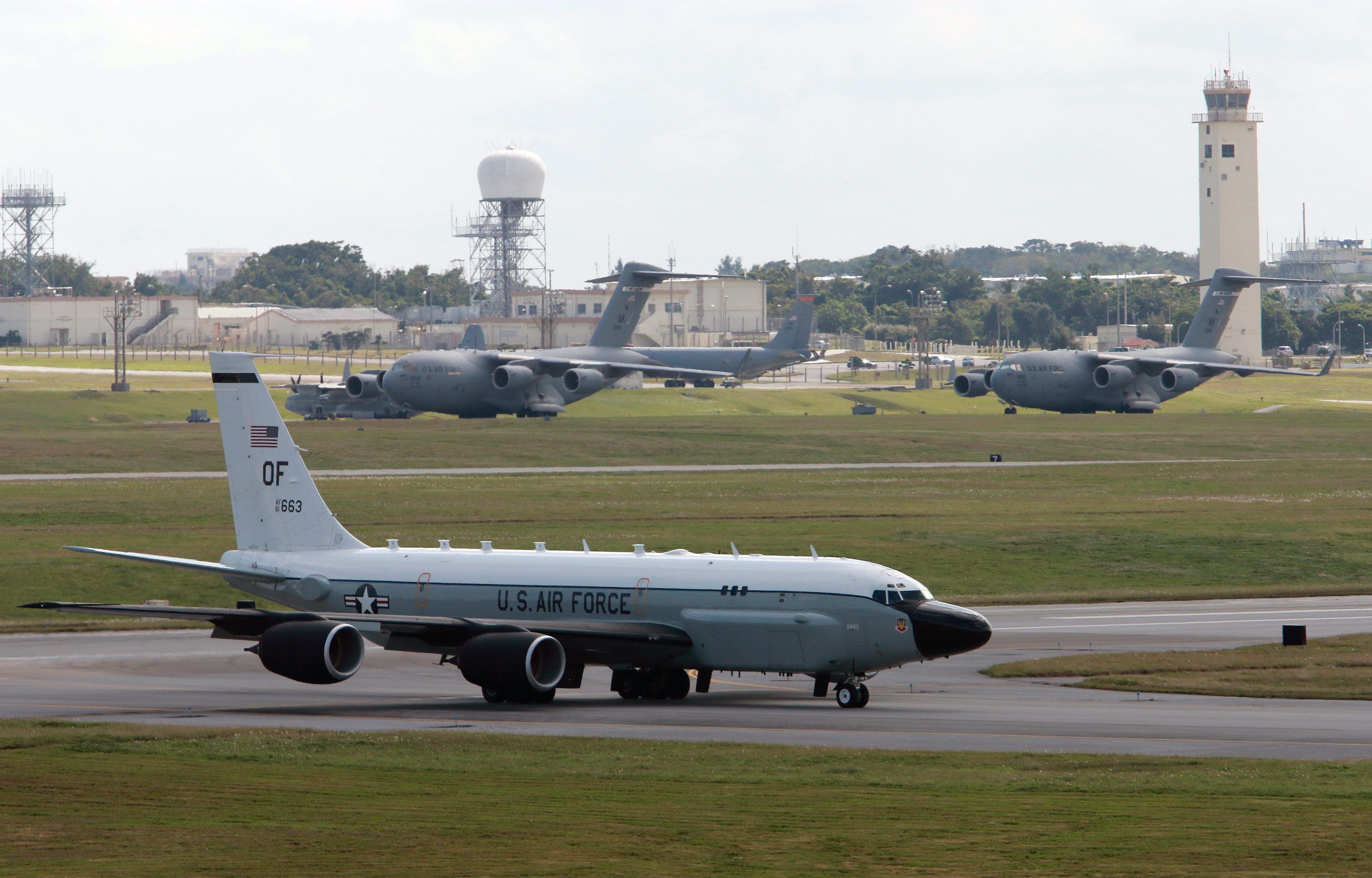 Eine Boeing RC-135 der US Air Force landet auf einem Rollfeld. (Archivbild)