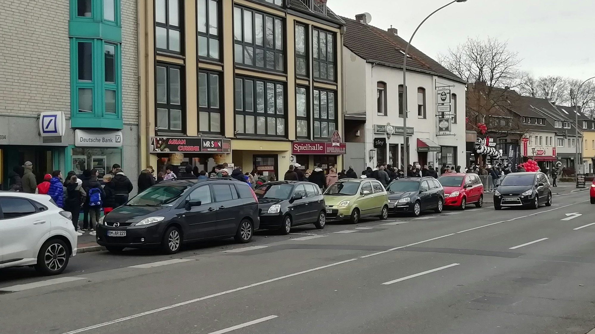 Vor dem neuen Dönerladen in Hürth stehen zahlreiche Fans und warten auf einen Döner und Poldi.