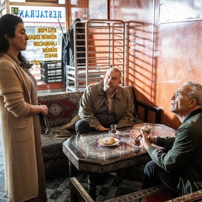 Kommissare Max Ballauf (Klaus J. Behrendt) und Freddy Schenk (Dietmar Bär) mit Tee und Gebäck in einem persischen Lokal.