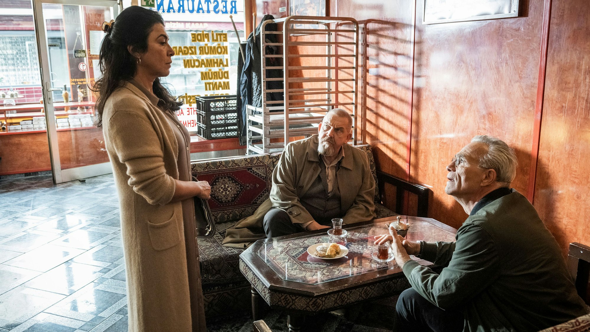 Kommissare Max Ballauf (Klaus J. Behrendt) und Freddy Schenk (Dietmar Bär) mit Tee und Gebäck in einem persischen Lokal.
