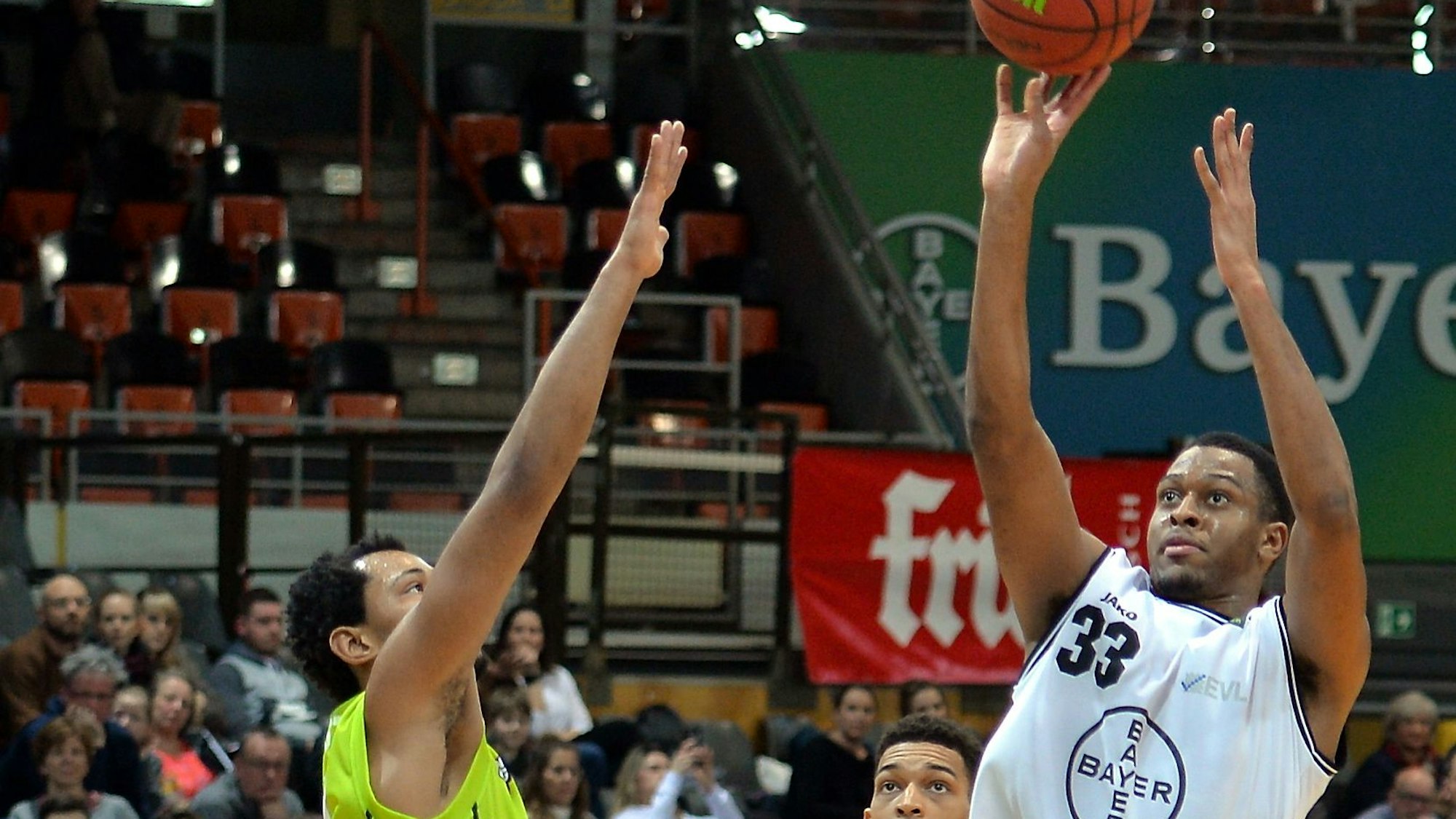 Ein Basketballspieler setzt sich gegen seinen Gegner auf dem Weg zum Korb durch.