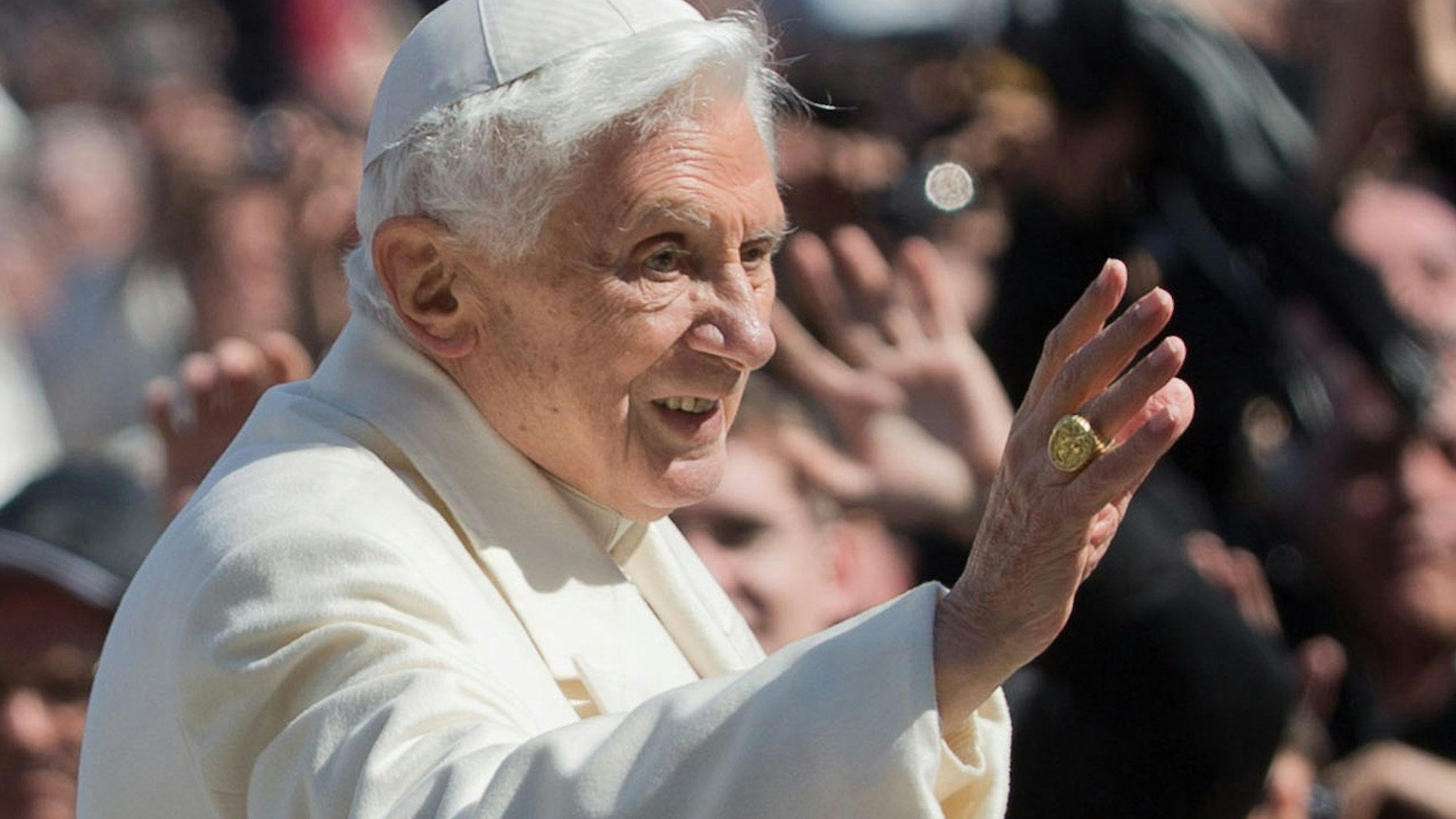 Der damalige Papst Benedikt XVI. fährt im Papamobil im Vatikan in Rom nach der Generalaudienz vom Petersplatz ab und winkt.