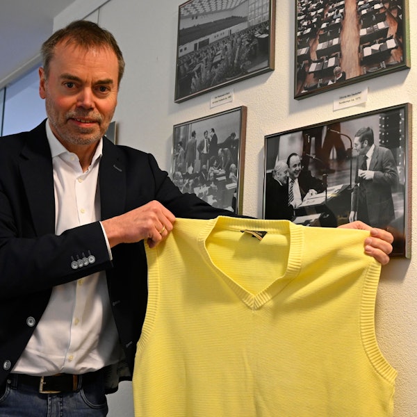 27.12.2022
Gummersbach
Niederseßmar
Häuser mit Geschichten
Hier: THA
Gelber Pullunder Genscher