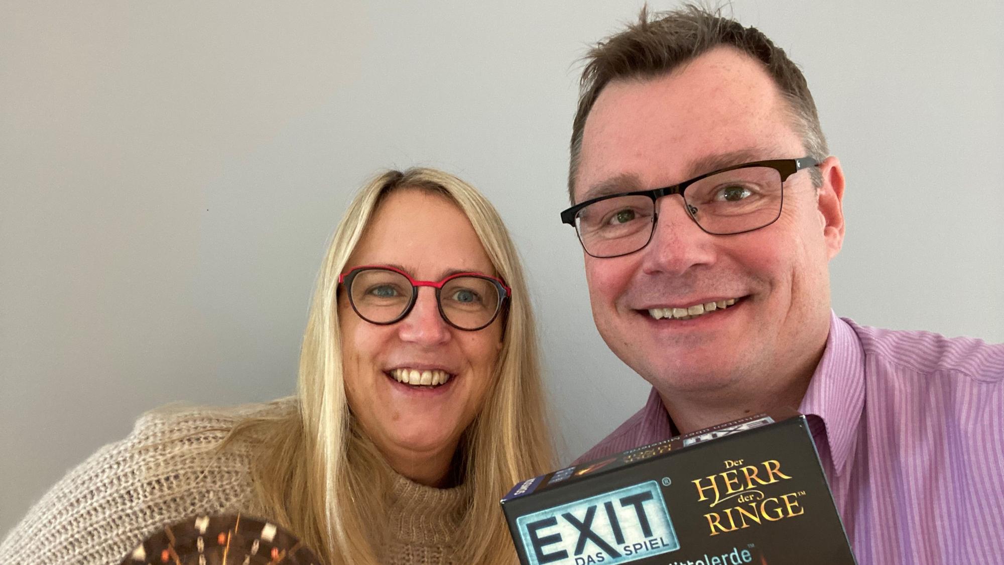 Inka und Markus Brand posieren mit ihrem Exit-Spiel für ein Selfie.