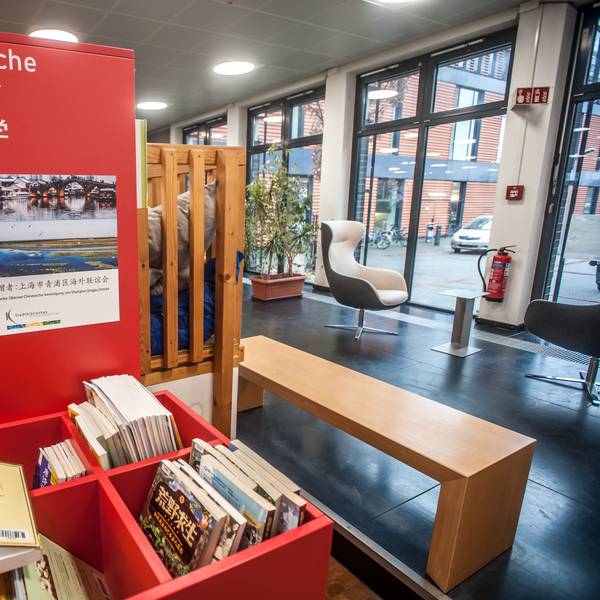 Bücherkisten in einer Lese-Ecke der Stadtbibliothek Leverkusen mit chinesischen Kinderbüchern
