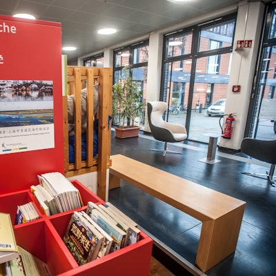 Bücherkisten in einer Lese-Ecke der Stadtbibliothek Leverkusen mit chinesischen Kinderbüchern