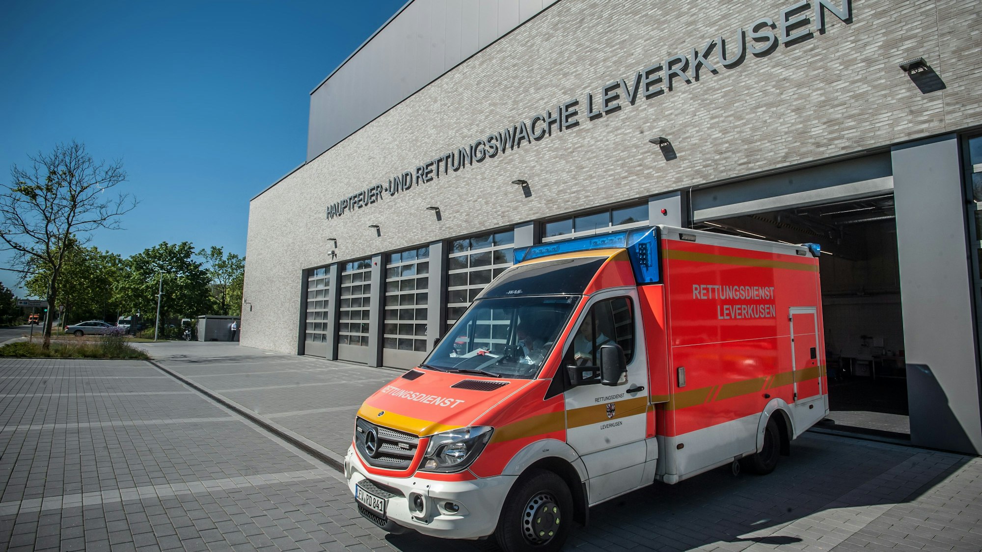 Einsatzfahrzeug vor der Hauptfeuer- und Rettungswache Leverkusen-Wiesdorf.