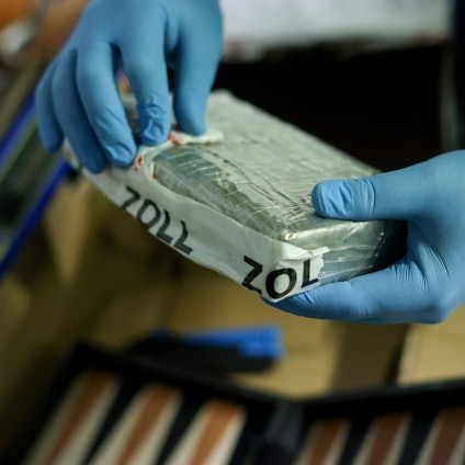 „Jede Nacht“ finde der Kölner Zoll Drogen in Paketsendungen am Flughafen Köln/Bonn, sagt Frank Denner, Leiter des Kölner Hauptzollamtes. (Archivbild)