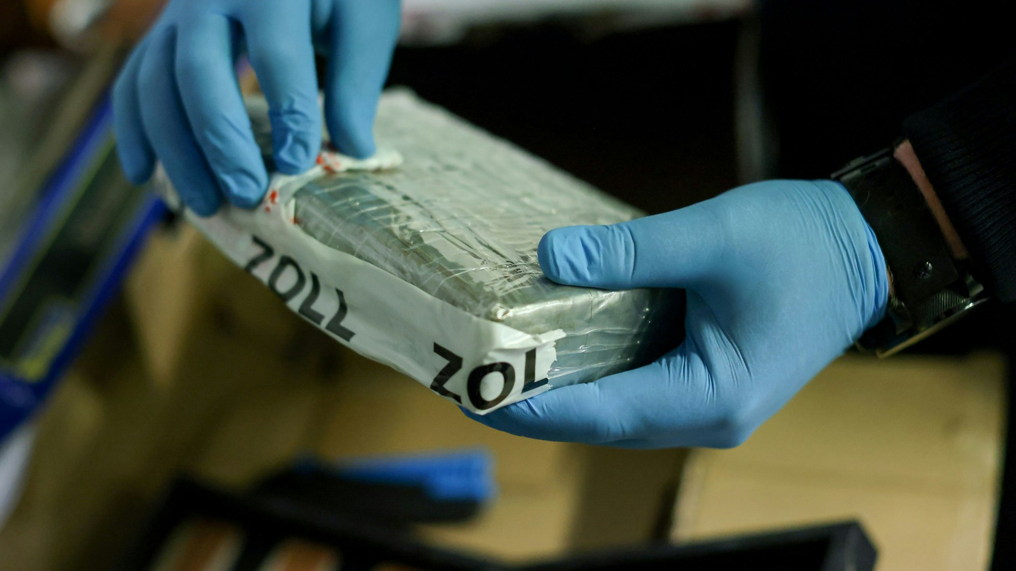 „Jede Nacht“ finde der Kölner Zoll Drogen in Paketsendungen am Flughafen Köln/Bonn, sagt Frank Denner, Leiter des Kölner Hauptzollamtes. (Archivbild)