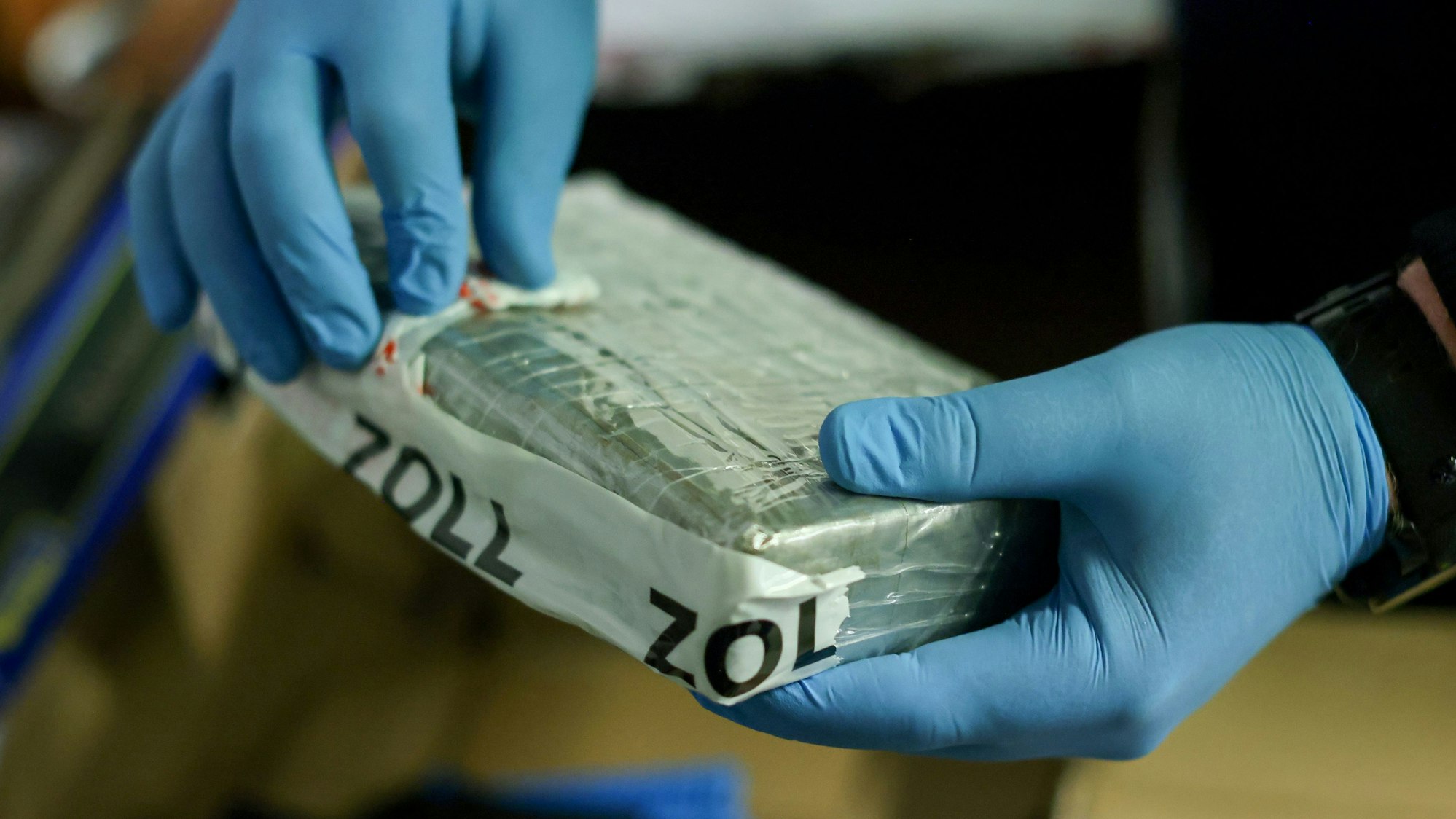 Ein Zollbeamter prüft ein Paket.