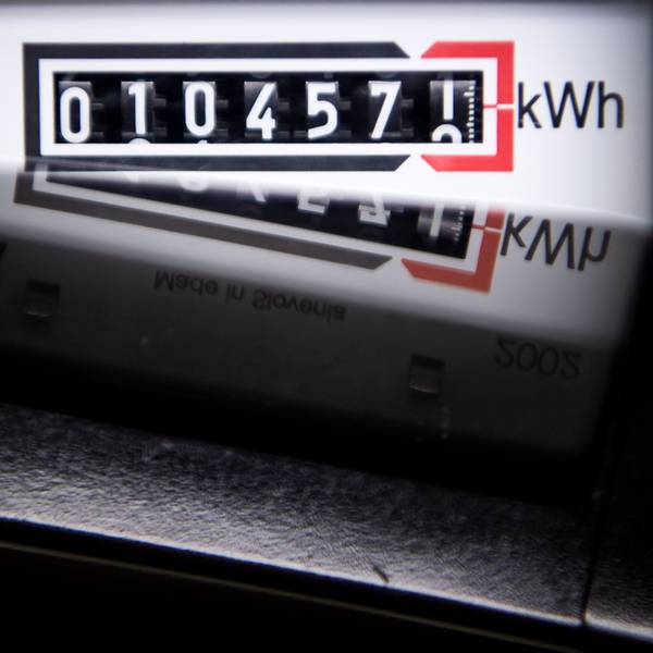 Ein Stromzähler zeigt in einem Mietshaus die verbrauchten Kilowattstunden an.