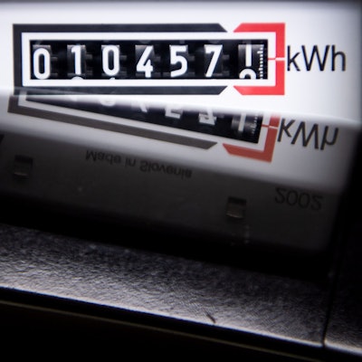 Ein Stromzähler zeigt in einem Mietshaus die verbrauchten Kilowattstunden an.