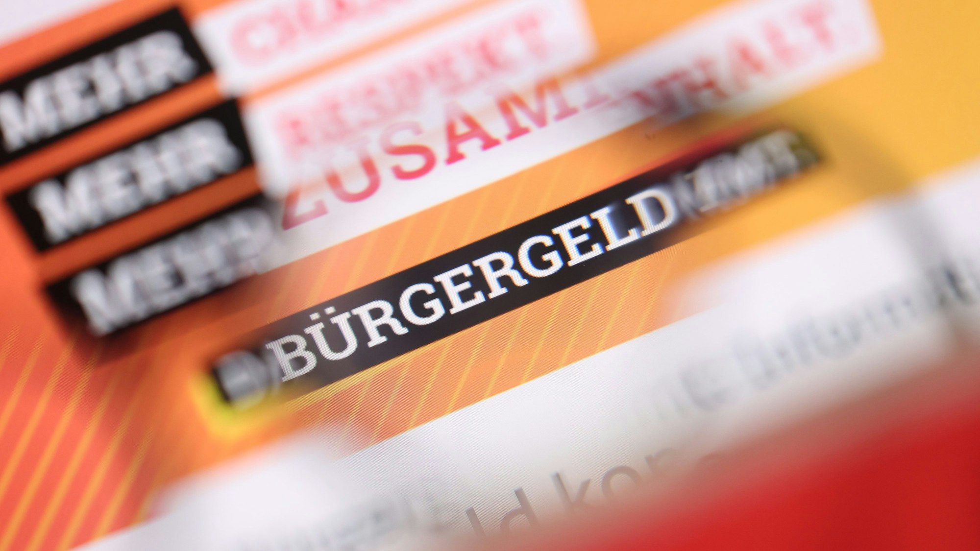 „Bürgergeld“ ist auf der Homepage des Bundesministeriums für Arbeit und Soziales durch eine Brille zu lesen.