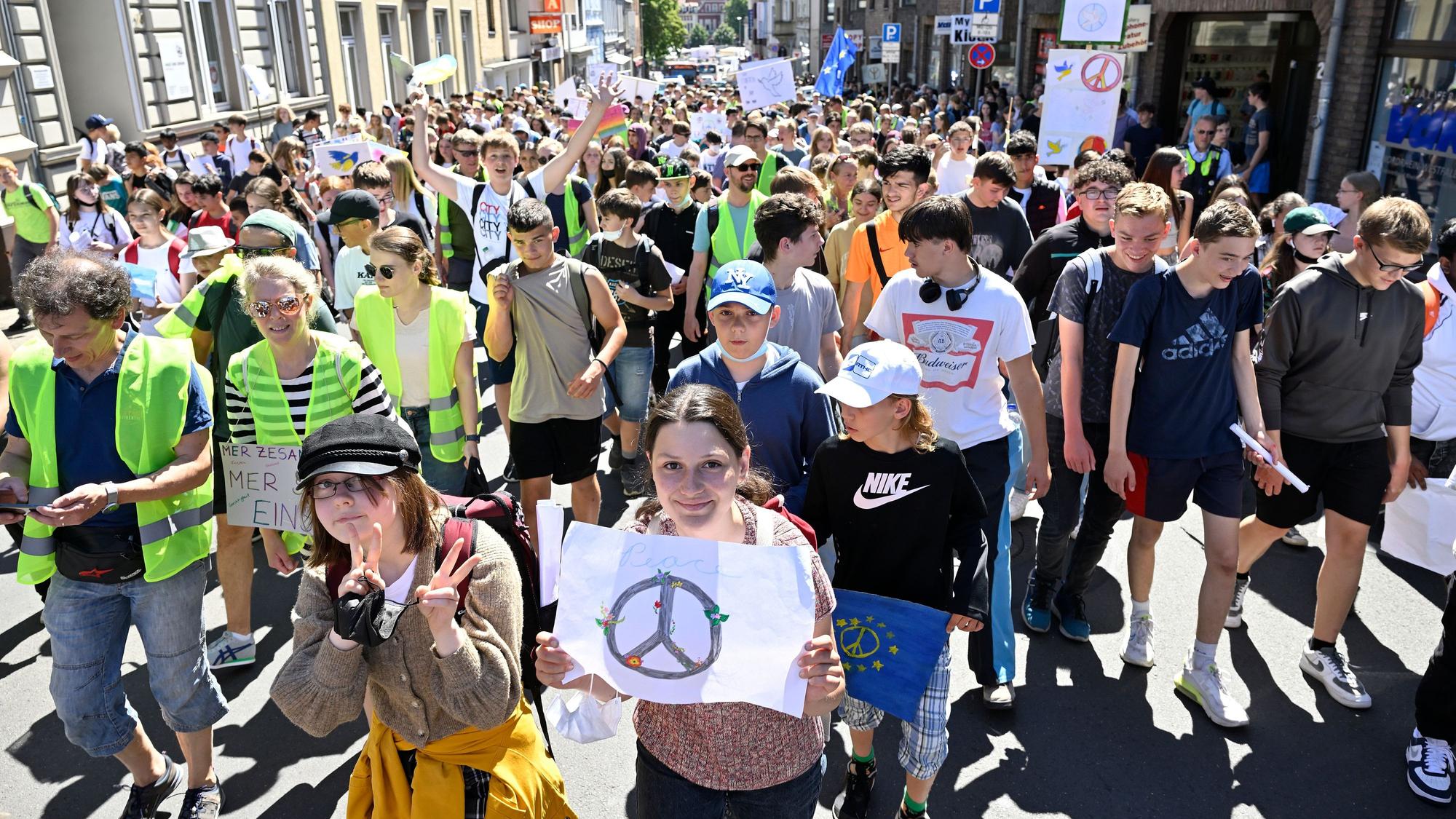 Tausende Menschen marschieren für den Frieden durch Bergisch Gladbach.