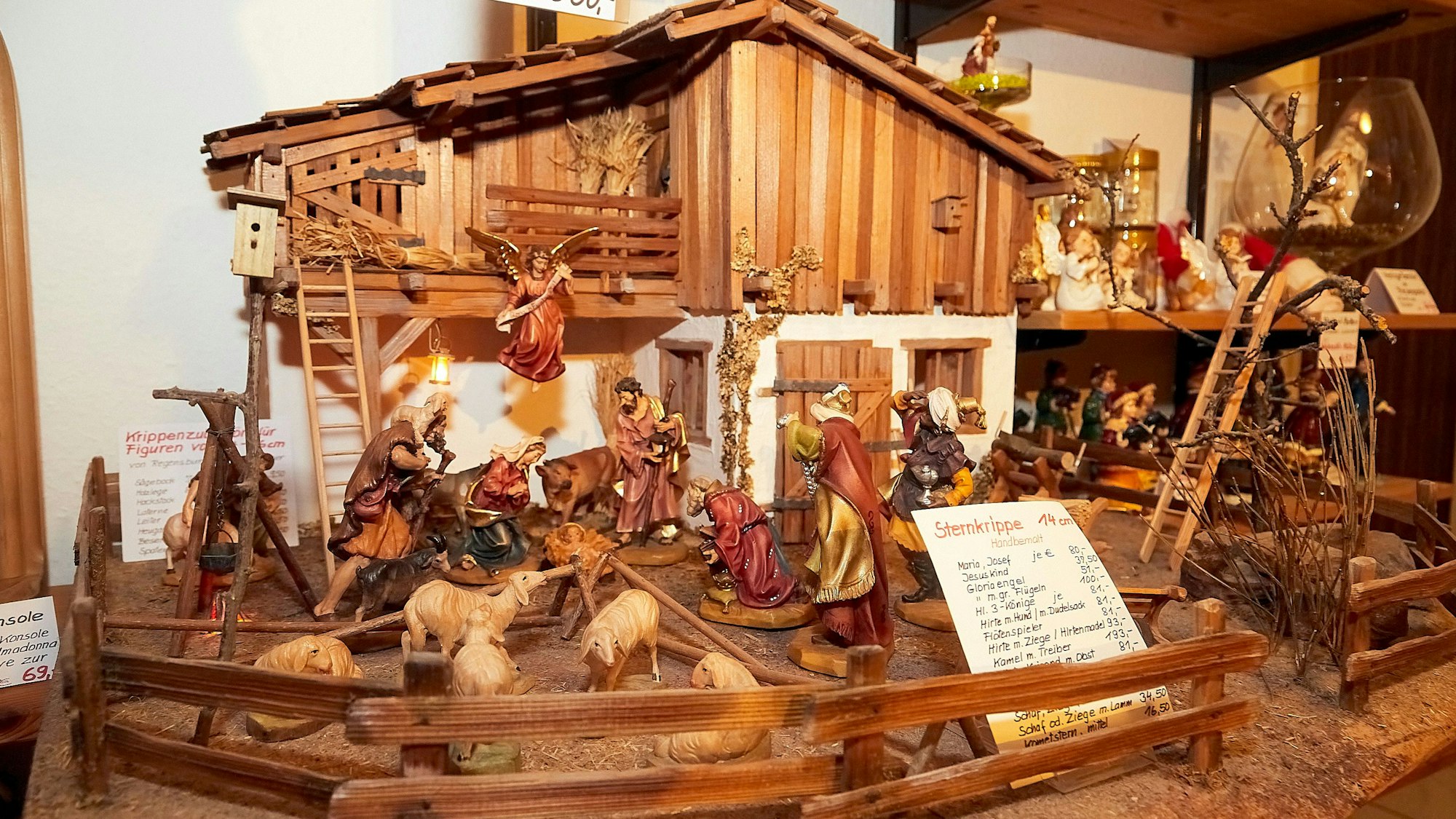 Eine der Weihnachtskrippen ist mit zahlreichen Figuren ausgestattet.