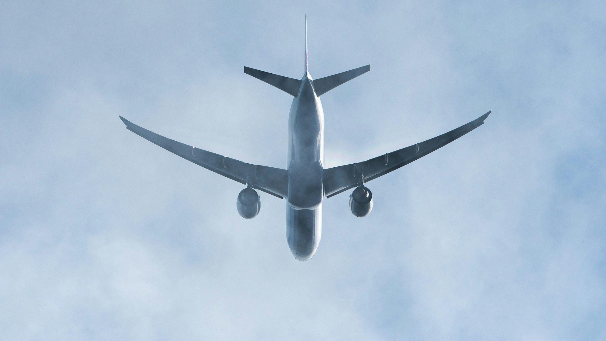 Ein Passagierflugzeug, von unten fotografiert, befindet sich im Landeanflug auf den Flughafen Frankfurt.
