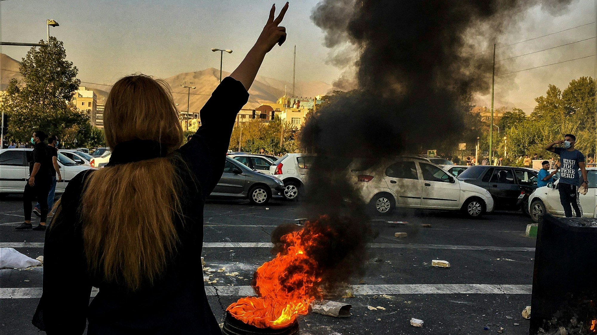 Eine Frau in der iranischen Hauptstadt Teheran zeigt das Victory-Zeichen.