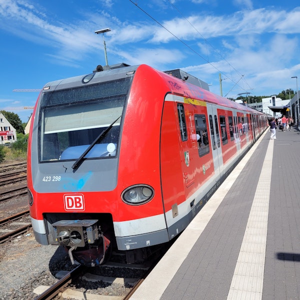 Das Foto zeigt eine S-Bahn im Bahnhof von Bergisch Gladbach